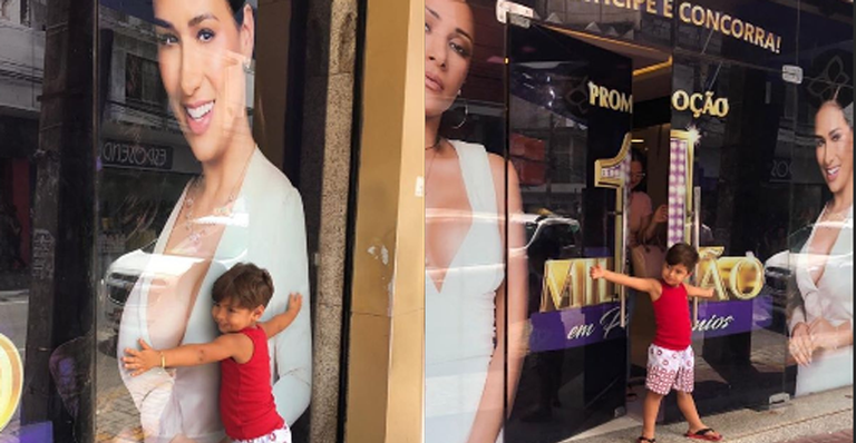 Em momento fofo, filho de Simone aparece abraçando vitrine com foto gigante da mãe