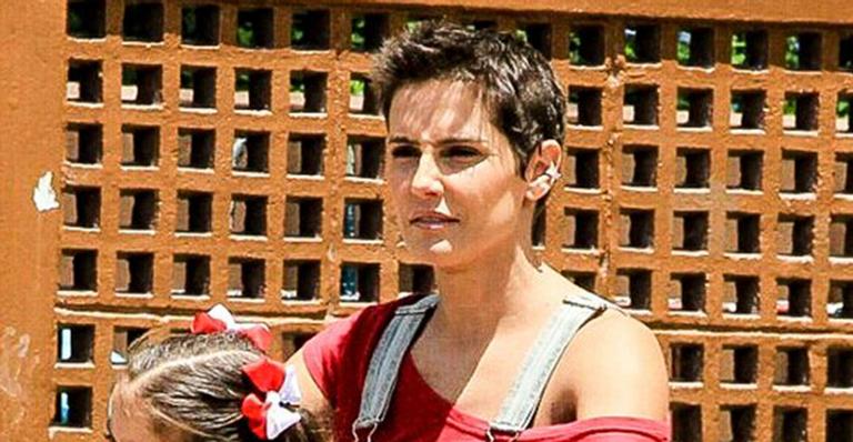 Mandando recado político, Deborah Secco vai votar de bicicleta com a família