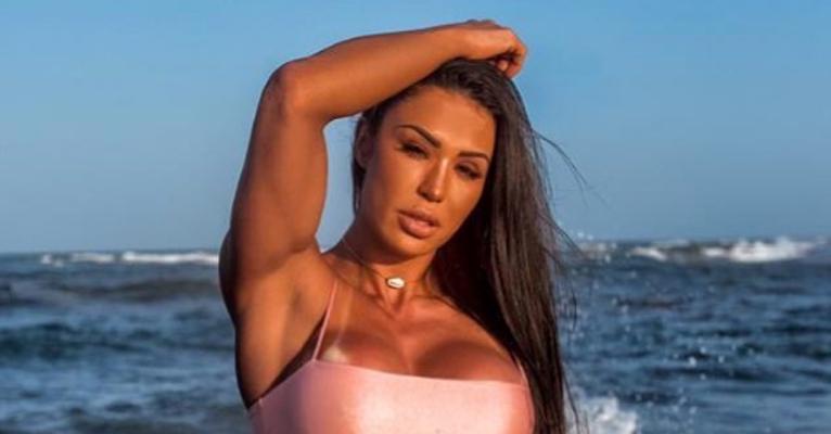 Gracyanne Barbosa é flagrada comendo marmita fitness em ônibus no aeroporto