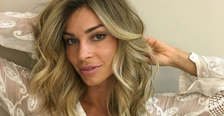 Grazi Massafera posa de pijama sexy e exibe decotão com sutiã de renda