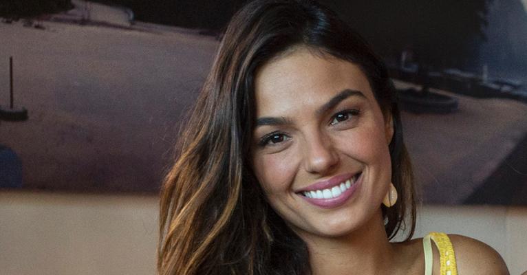 Isis Valverde encanta seguidores com clique de Rael de meia e faz apelo por amamentação