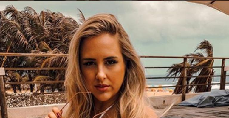 Patrícia Leitte surge de maiô cavado e avisa: ”Tenho celulite, tenho estrias”