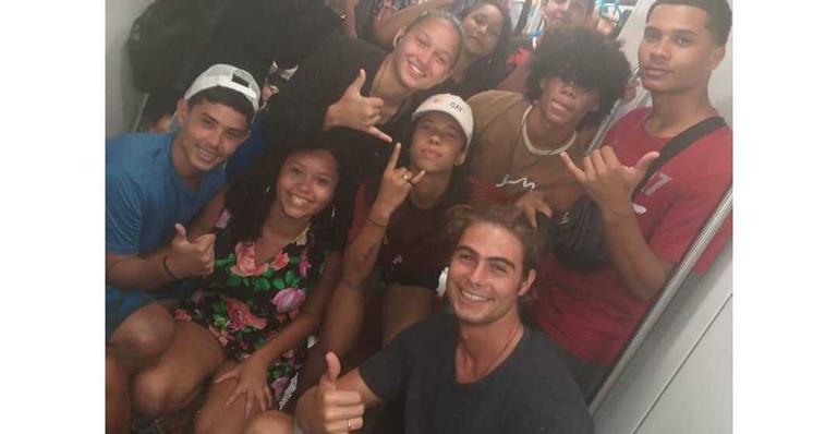 Prestes a voltar às telinhas, Rafa Vitti usa transporte público e é tietado por fãs