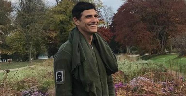 De férias, Reynaldo Gianecchini aparece chiquérrimo na Alemanha e encanta fãs: ”Que homem”
