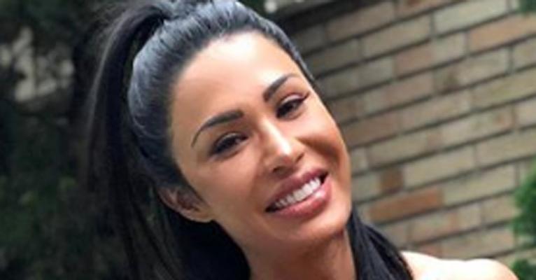 De biquíni militar, Gracyanne Barbosa exibe o bumbum em clique e se defende: ‘’Nunca fui padrão de beleza’’