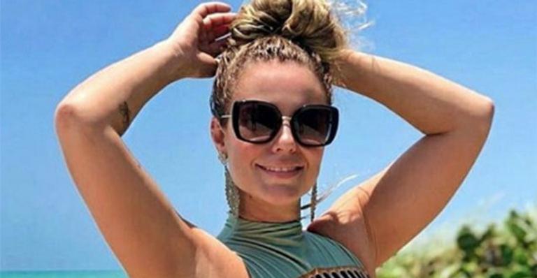 Paolla Oliveira exibe a boa forma durante as férias em Alagoas