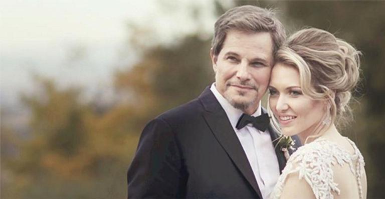 Edson Celulari comemora o primeiro ano do casamento com Karin Roepke