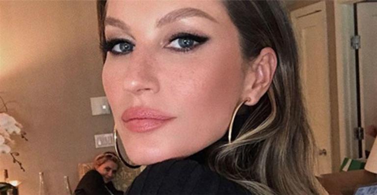 Gisele Bündchen usa fantasia combinando com a filha no Halloween