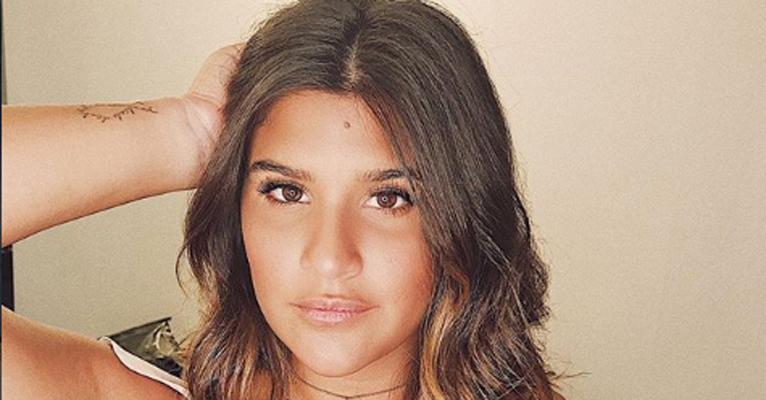 Giulia Costa surge com o namorado e os fãs questionam: ‘Gêmeos?’