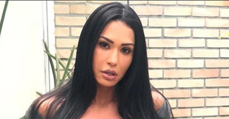 Gracyanne Barbosa abre espacate em aula de pole dance e elasticidade impressiona