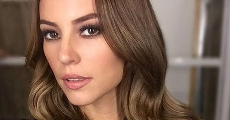 Paolla Oliveira exibe barriga sarada ao posar só de biquíni em viagem