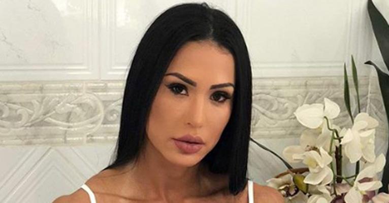 Gracyanne Barbosa fica de ponta cabeça em homenagem sexy ao Halloween