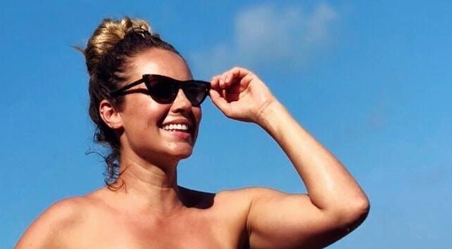 Paolla Oliveira posa de biquíni tomara que caia em praia e exibe corpão sarado