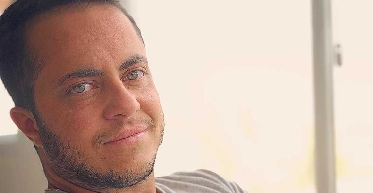 Thammy Miranda posta foto sem camisa, recebe críticas e rebate: “Gratidão por ser quem sou”