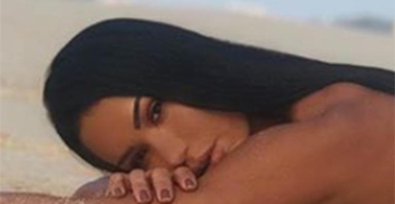 Gracyanne Barbosa surge com os seios cobertos de areia e manda recado: ”Julgue a si mesmo”