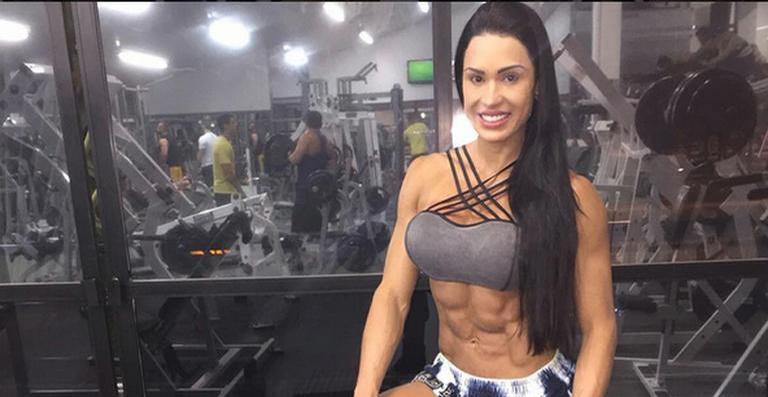 Gracyanne Barbosa causa comoção em aeroporto e fãs fazem fila para tirar foto com ela