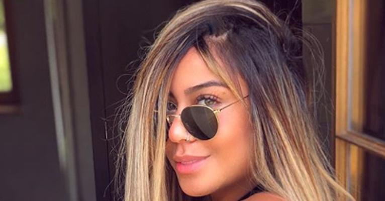 Rafaella Santos posa de biquíni e corpo em forma rouba a cena