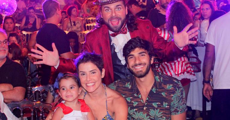 Fofura! Deborah Secco e Hugo Moura levam Maria Flor ao circo e menina fica encantada