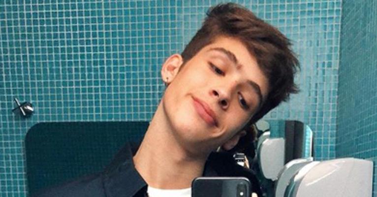 João Guilherme ganha beijo da namorada, Jade Picon, e faz declaração apaixonada