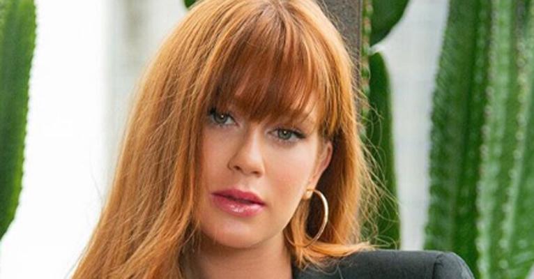 Marina Ruy Barbosa exibe decote no limite ao lado do marido em casamento