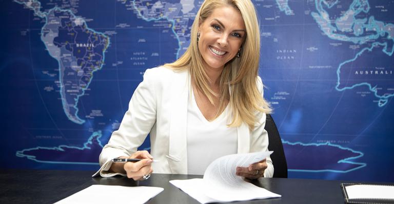 Feliz da vida, Ana Hickmann renova contrato com a Record TV: ”A gente pode ir muito mais longe”