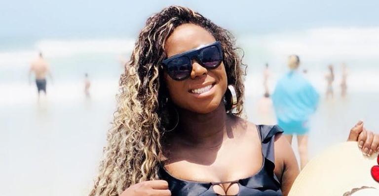 Ex-BBB Adélia Soares exibe bumbum e barrigão em clique nas redes sociais