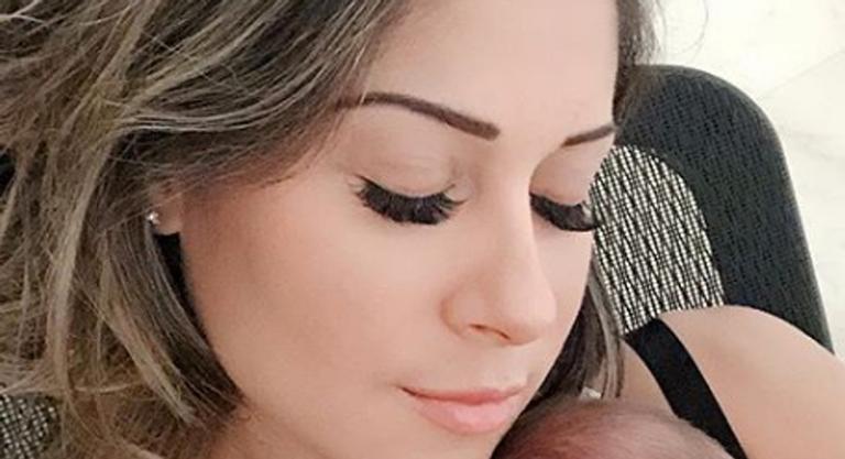 Mayra Cardi surge com a filha nos braços e se divide entre trabalho e maternidade: ”Entre um atendimento tem muito chamego”