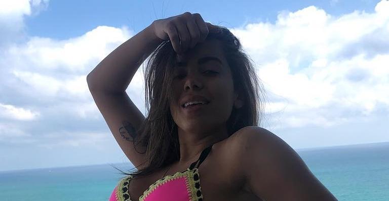 Anitta abre o jogo sobre escolha do nome de novo trabalho: “Eu comigo mesma e estou solteira”