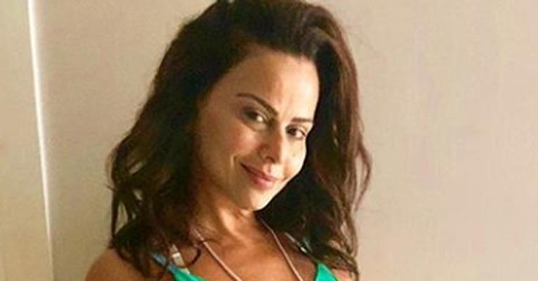 Viviane Araújo posa só de bata e exibe pernas musculosas aos 43 anos