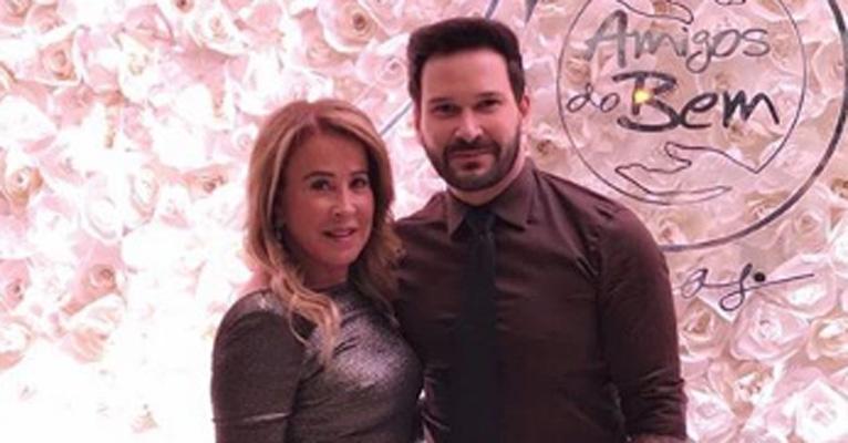 Zilu Camargo posa agarradinha com o namorado e faz pedido: ”Passar o resto da vida com você”