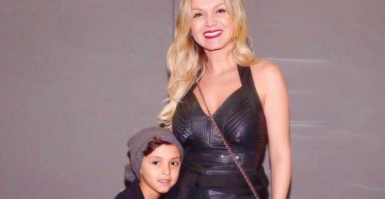 Eliana recebe visita do filho no SBT e leva o pequeno para conferir gravações de novela