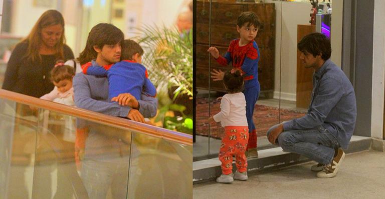 Felipe Simas curte folga com os filhos no Rio de Janeiro