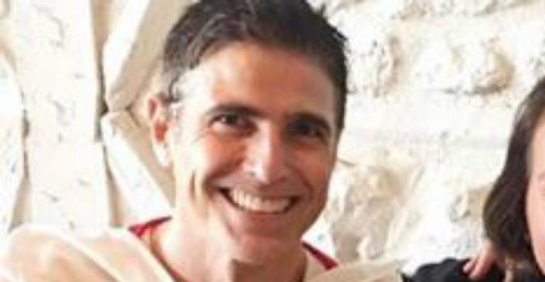Papai? Reynaldo Gianecchini posa com recém-nascido no colo e confunde fãs na web