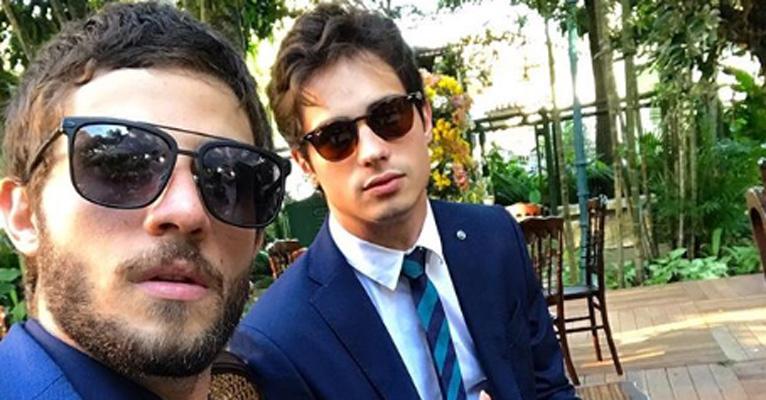 Chay Suede e Danilo Mesquita exibem corpos sarados na praia em despedida de Segundo Sol