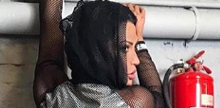 De meia arrastão e calcinha fio dental, Gracyanne Barbosa surge em foto ousada e fãs brincam: ”Chama o bombeiro”