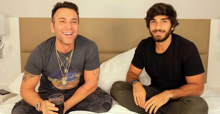 Hugo Moura revela que mentiu idade para Deborah Secco e admite já ter beijado homem