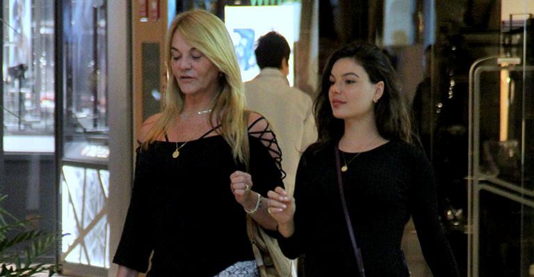 Na reta final da gestação, Isis Valverde curte dia de compras no Rio