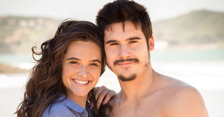 Namorados na vida real, Nicolas Prattes e Juliana Paiva reproduzem cena clássica do cinema