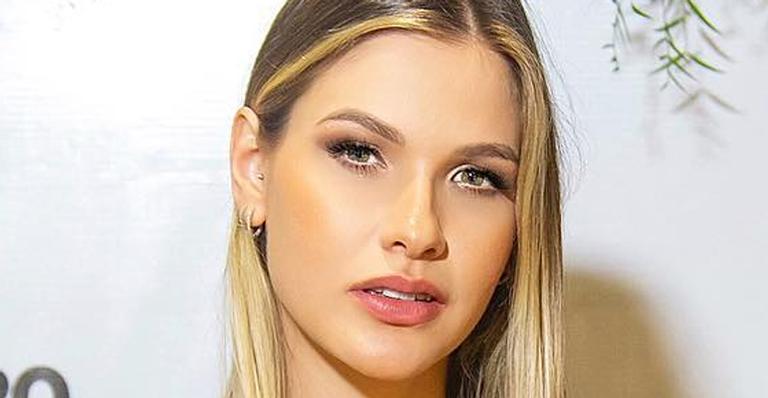 Ousada, Andressa Suita aposta em jaqueta transparente de tule em evento