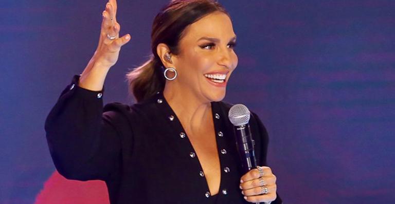Teleton: Ivete Sangalo tem reação inusitada ao pegar pijama de Silvio Santos