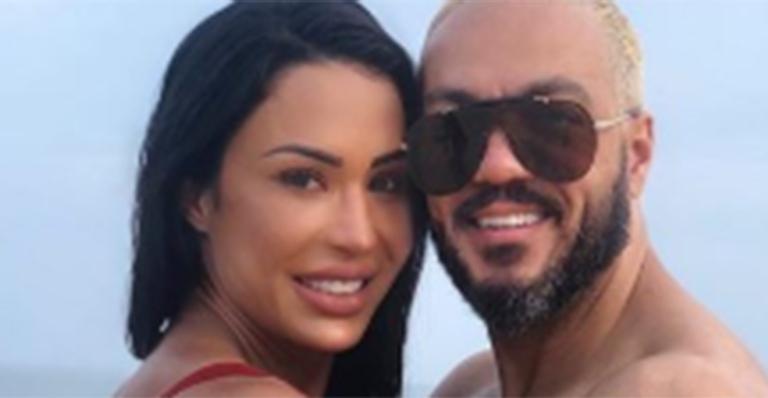 Mão boba de Belo rouba a cena em foto na praia ao lado de Gracyanne Barbosa