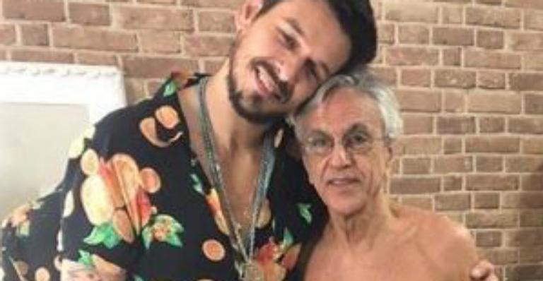 Caetano Veloso é clicado só de cueca ao lado de galã de ‘Espelho da Vida’