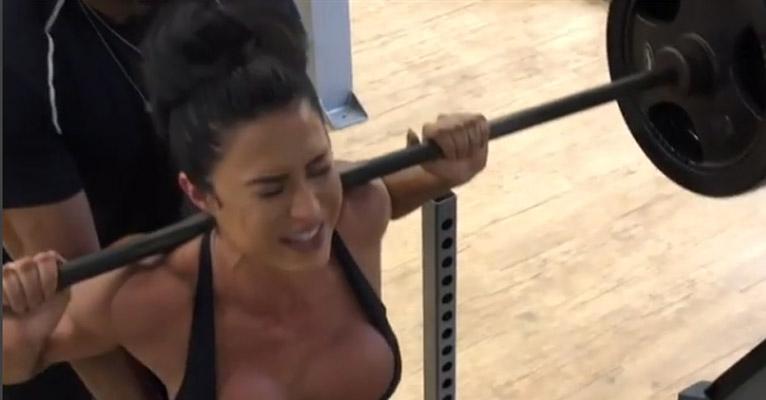 Gracyanne Barbosa ”chora’’ de dor na academia e sequencia de exercícios da musa choca os fãs