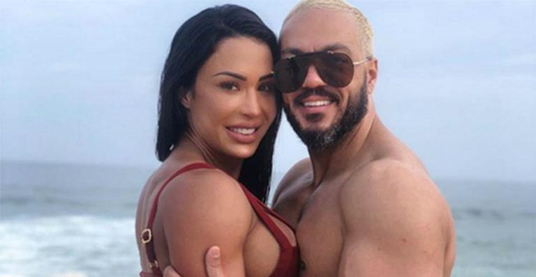 Gracyanne Barbosa defende Belo das críticas por ter as pernas finas