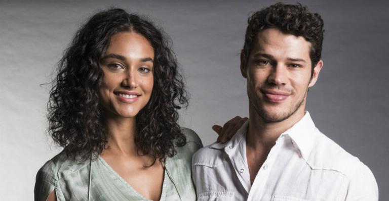 Débora Nascimento ganha presente do marido, mas tira onda: ”O que é isso, José?”