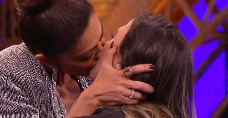 Juliana Paes dá beijão em Tatá Werneck no ‘Lady Night’ e dispara: ”Língua não”