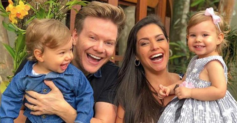 Michel Teló exibe a farra da família em dia na piscina