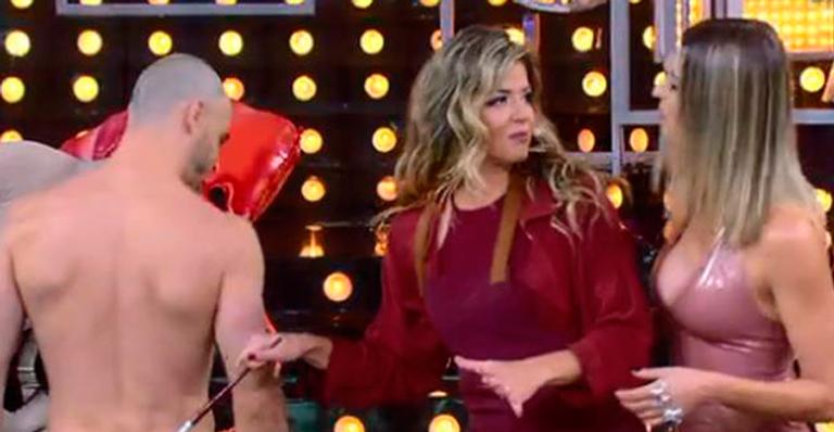 Atores aparecem completamente pelados no ‘Amor & Sexo’ para criticar tabu da nudez