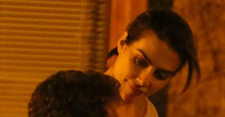 Cleo troca carinhos com moreno misterioso em jantar regado a vinho no Rio