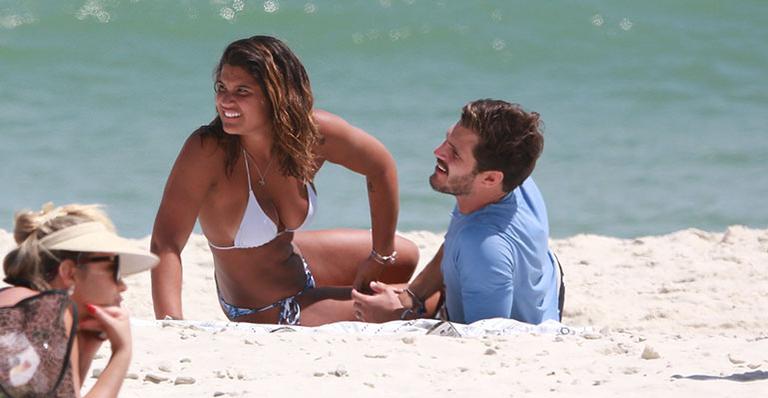 Aos beijos, Giulia Costa curte o dia com o namorado na orla carioca